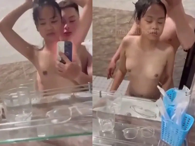 Dáng mảnh em cùng anh bồ nện trước gương quay kỉ niệm